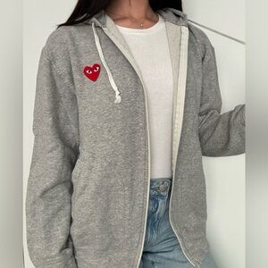 COMME des GARCONS PLAY HOODED ZIP-UP SWEATSHIRT
GREY